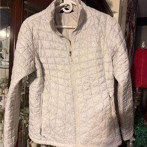 The North Face Women's Light Gray Quilted Puffer Jacket
